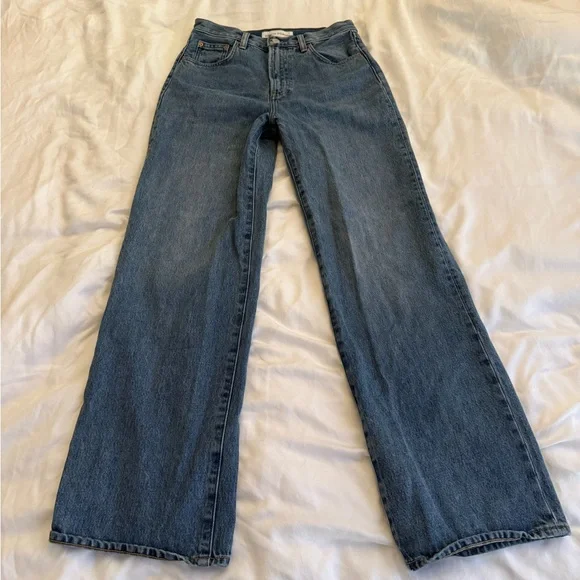 Aritzia - Denim Forum The Farrah Hi-Rise Wide Jean (5 Yrs Kiss N Tell Blue) - Picture 8 of 10